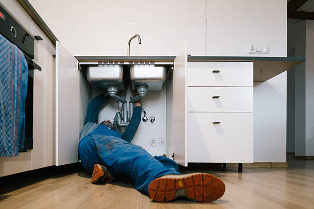 Professional Emergency Plumber technician working in Salem, MO